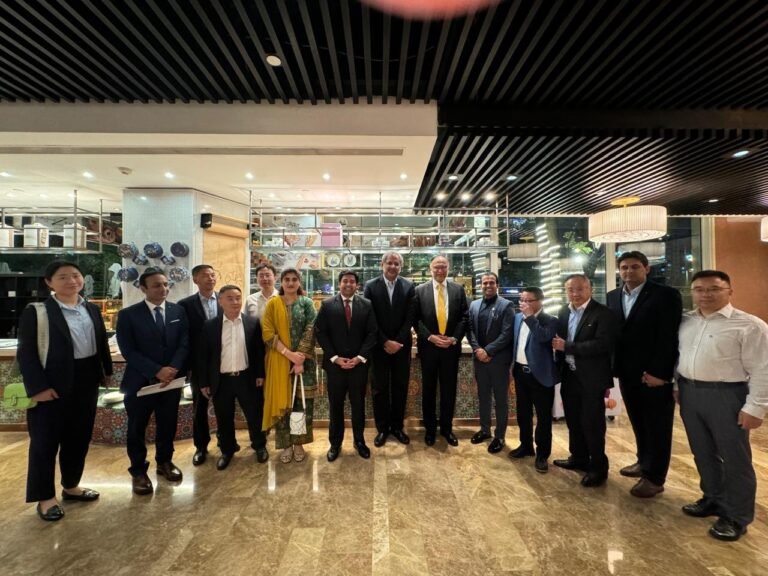 Minister Ahsan Iqbal Visits Chengdu, to Strengthen Ties, Meets Pakistani Diaspora